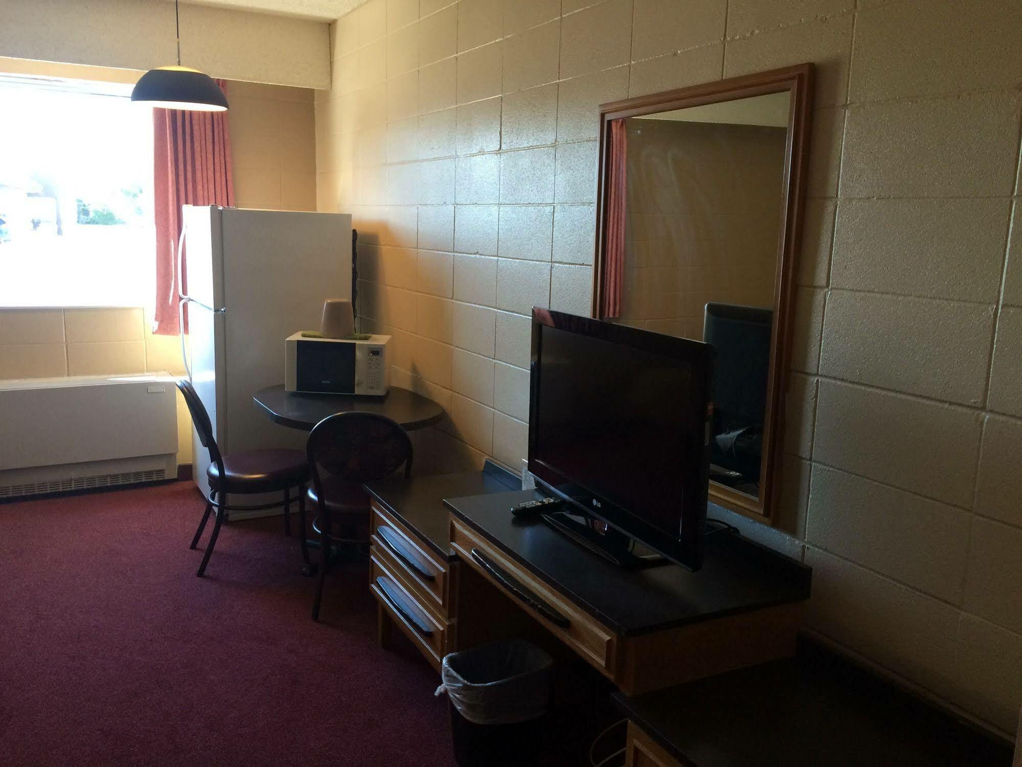 Midtown Motor Inn Bonnyville Bagian luar foto