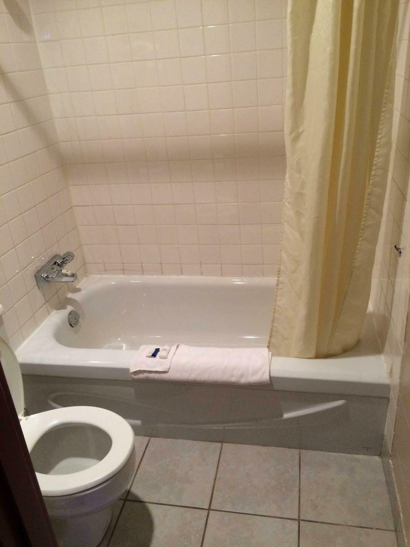 Midtown Motor Inn Bonnyville Bagian luar foto