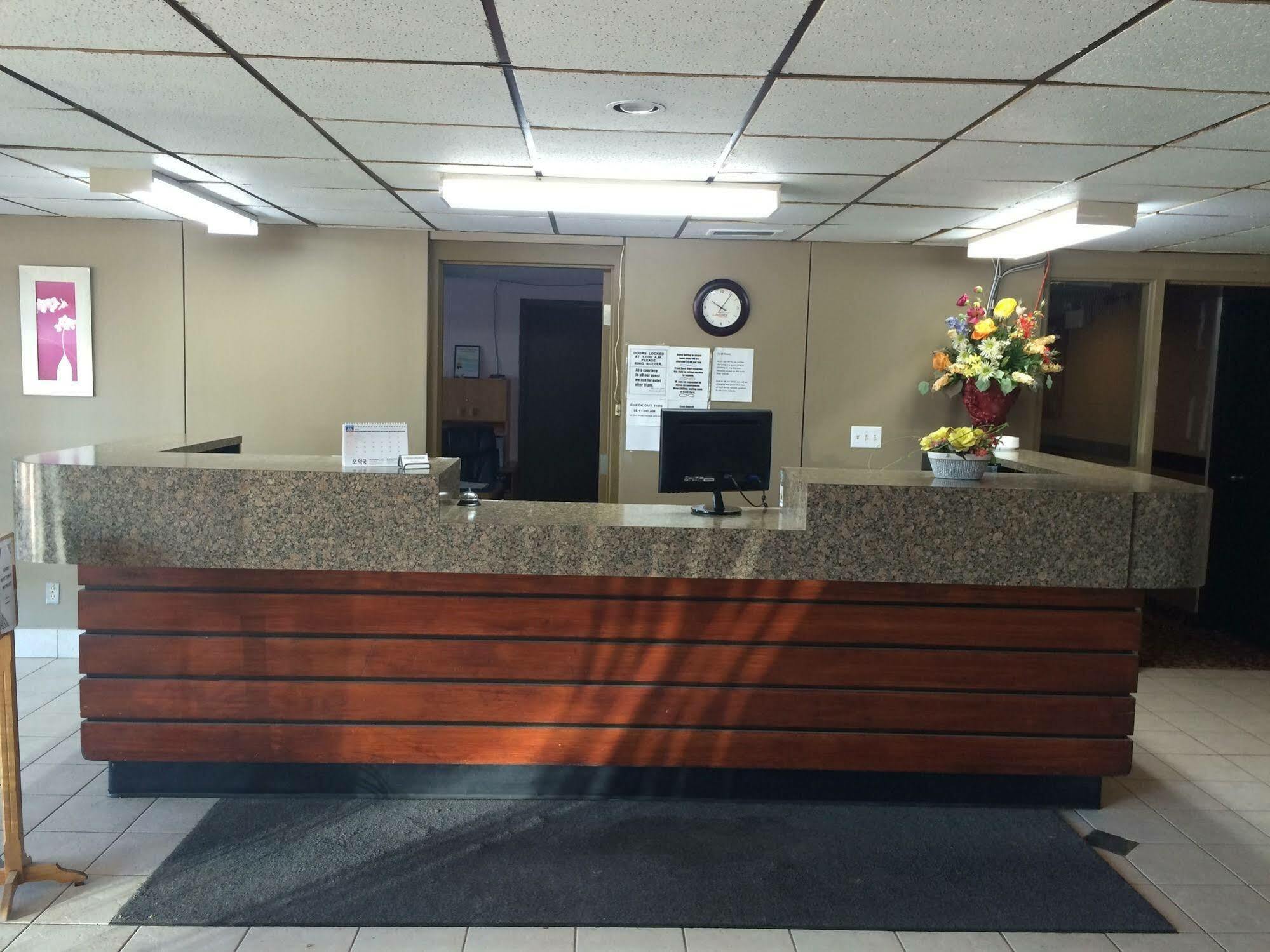 Midtown Motor Inn Bonnyville Bagian luar foto