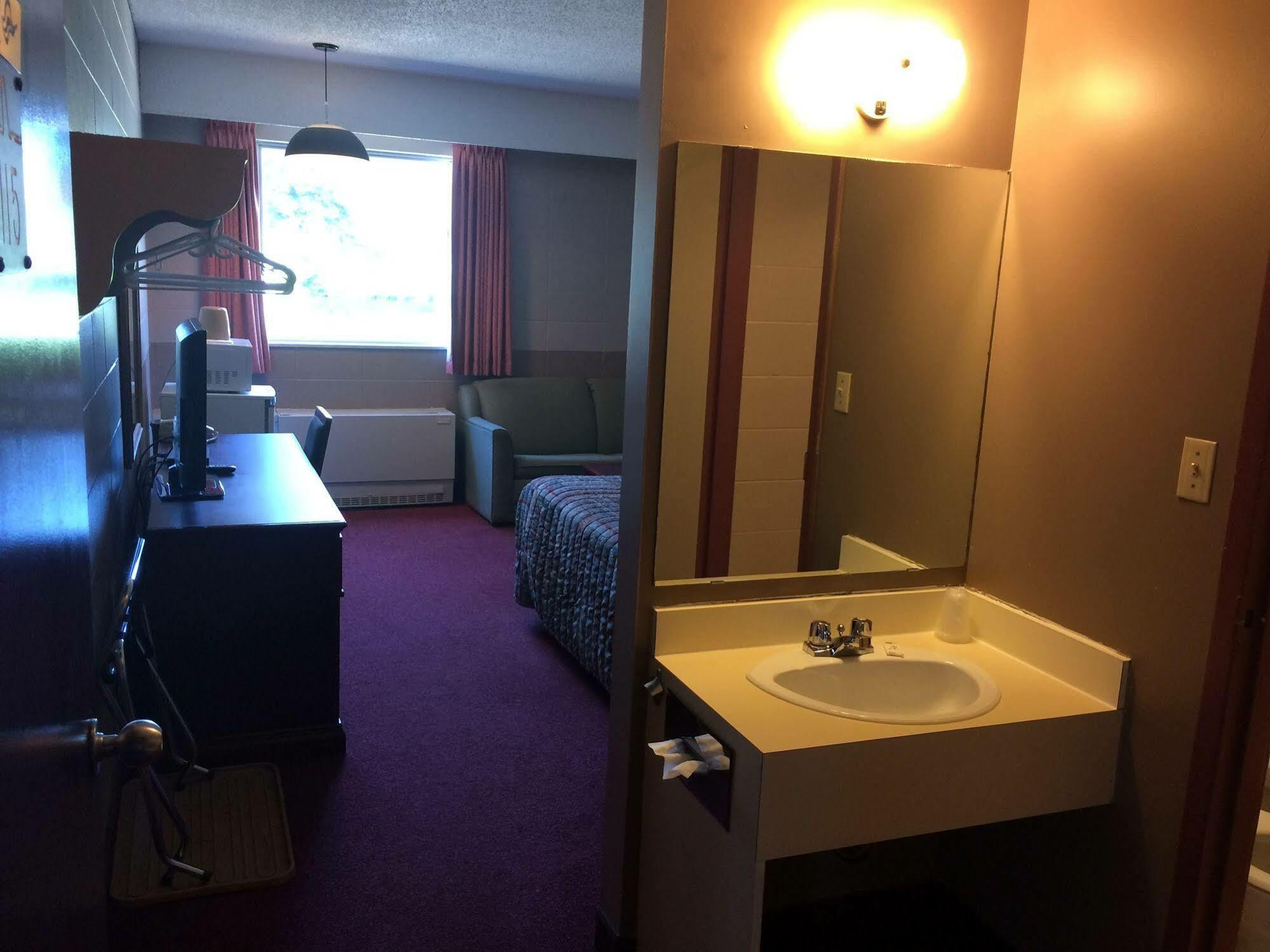 Midtown Motor Inn Bonnyville Bagian luar foto