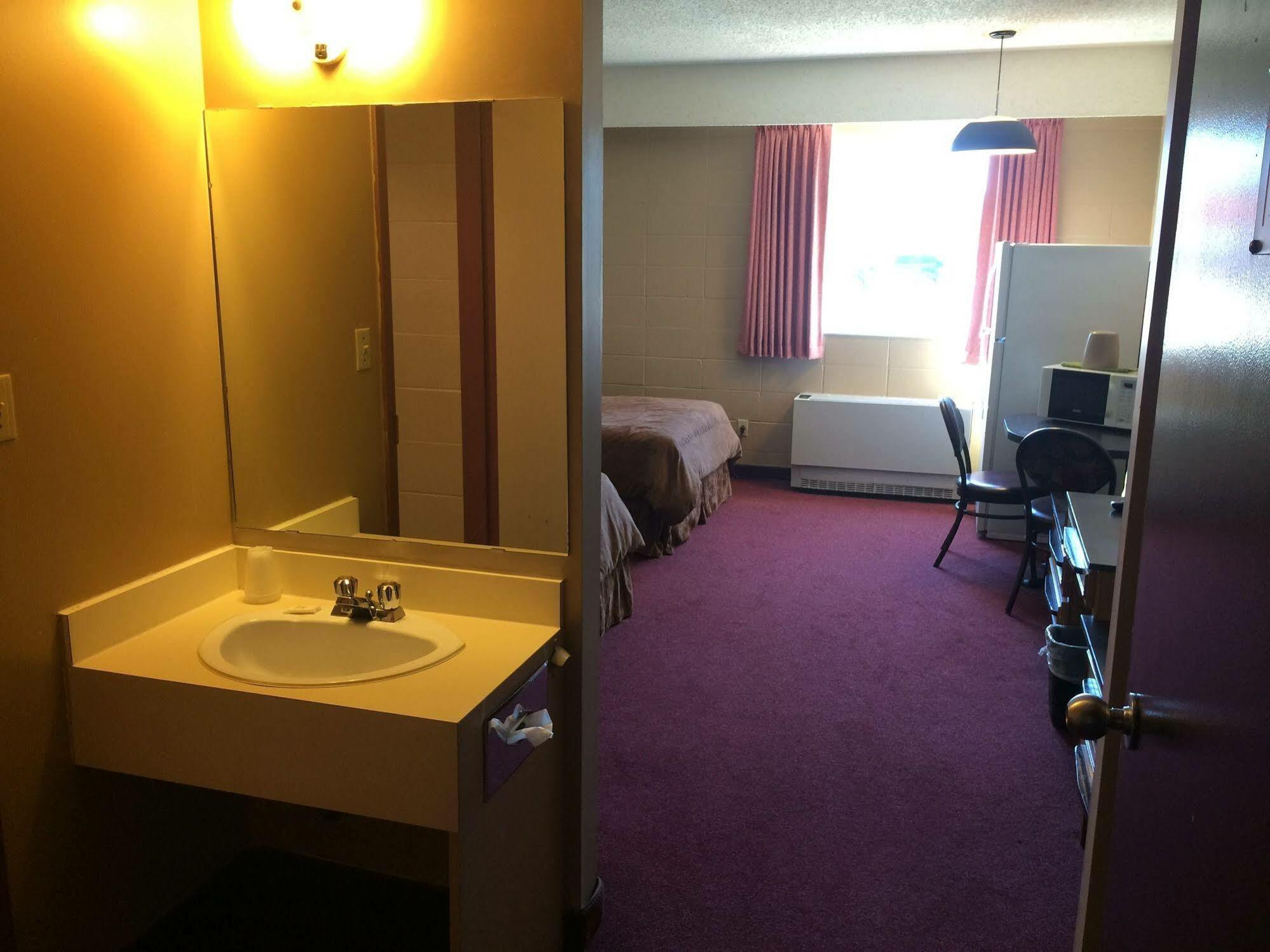 Midtown Motor Inn Bonnyville Bagian luar foto