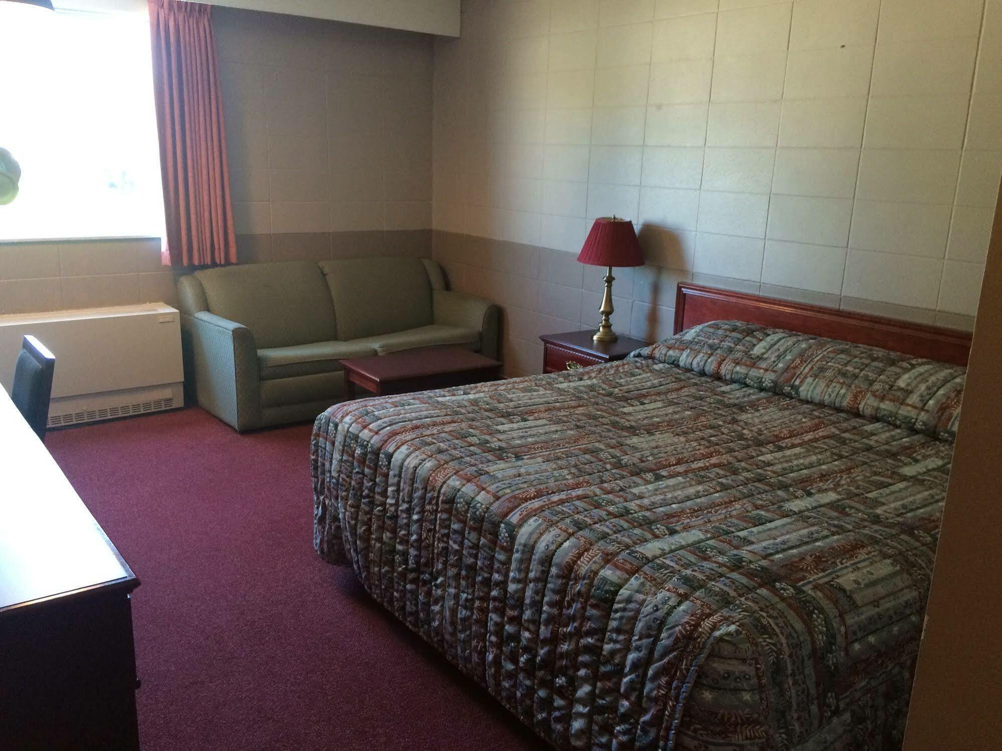 Midtown Motor Inn Bonnyville Bagian luar foto