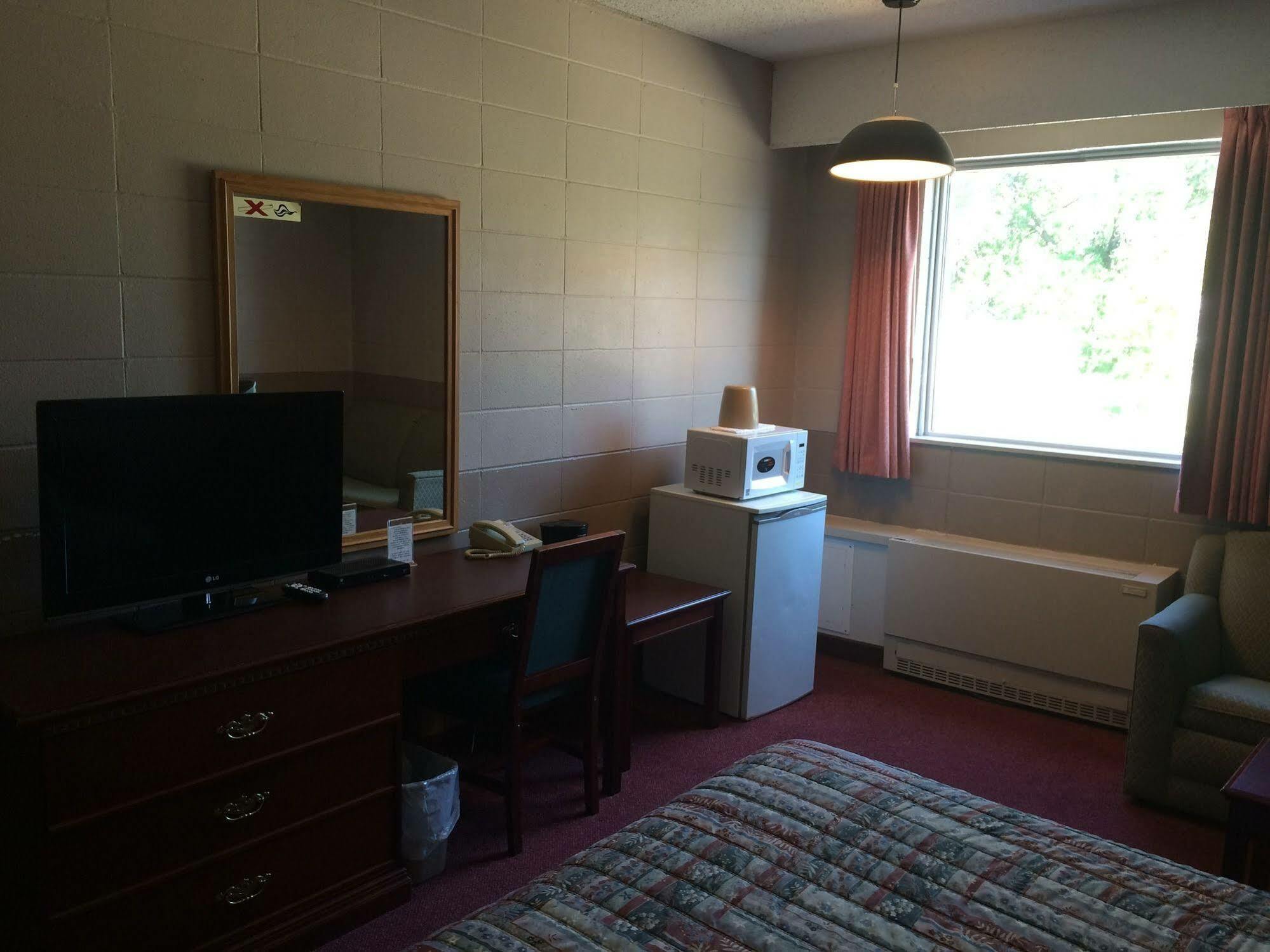 Midtown Motor Inn Bonnyville Bagian luar foto